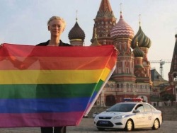 e-pic: foucault-the-haters:  Tilda Swinton risked arrest waving a rainbow flag in front of the Kremlin in violation of Russia’s new homosexual propaganda bill. And she wants everyone who can to share it in solidarity. (x) 