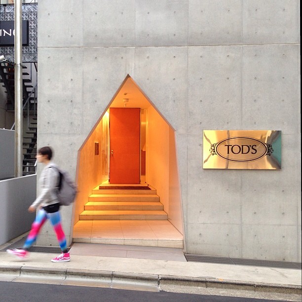 TOD’S Omotesando by Toyo Ito, side entrance #architecture #archdaily #toyoito #pritzkerprize #tokyo #japan #omotesando #wander #instagood #iphonesia (at Tod’s)