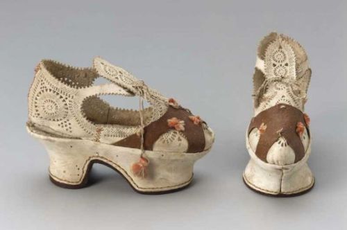 Pair of children&rsquo;s shoes, or sample shoes, Italian, 1610-20