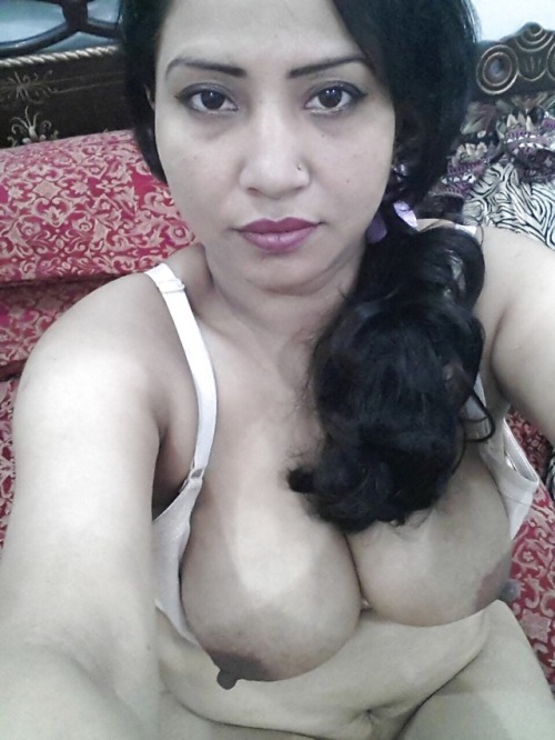 desipussys:  aunty is cutee or fukable?