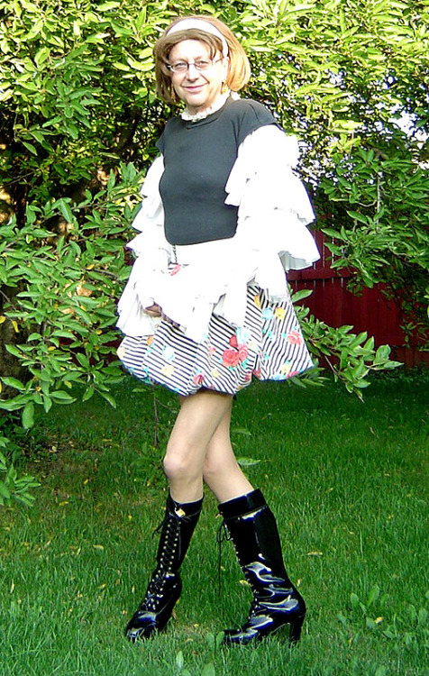 fullsliplover69: Wow Didi, those are fancy boots, made for snow use too?  You have very lovely legs