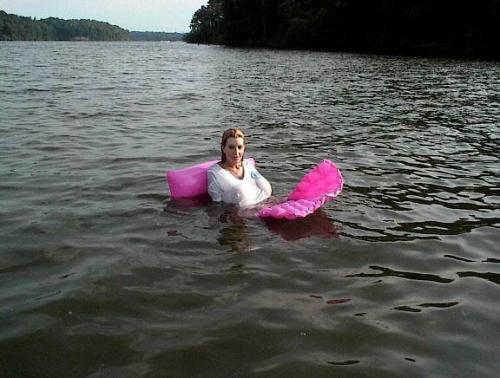 awesomebimbo: luisflakis:  Ufffffff Let’s do it in the water #Gabrielitits Montserratits  The real pierced tattooed fuck doll with huge boobs: fnchen.tumblr.com 