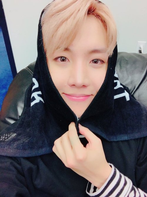 170324 J-Hope’s Tweet 내일 또 봐요~ 뉴욕 pic.twitter.com/1voBmYfaNw See you again tomorrow~ New York Trans 