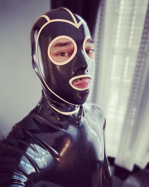 The gimp is back  • Hood by @maskinx_latexdesign Catsuit by @libidex • • • #feti