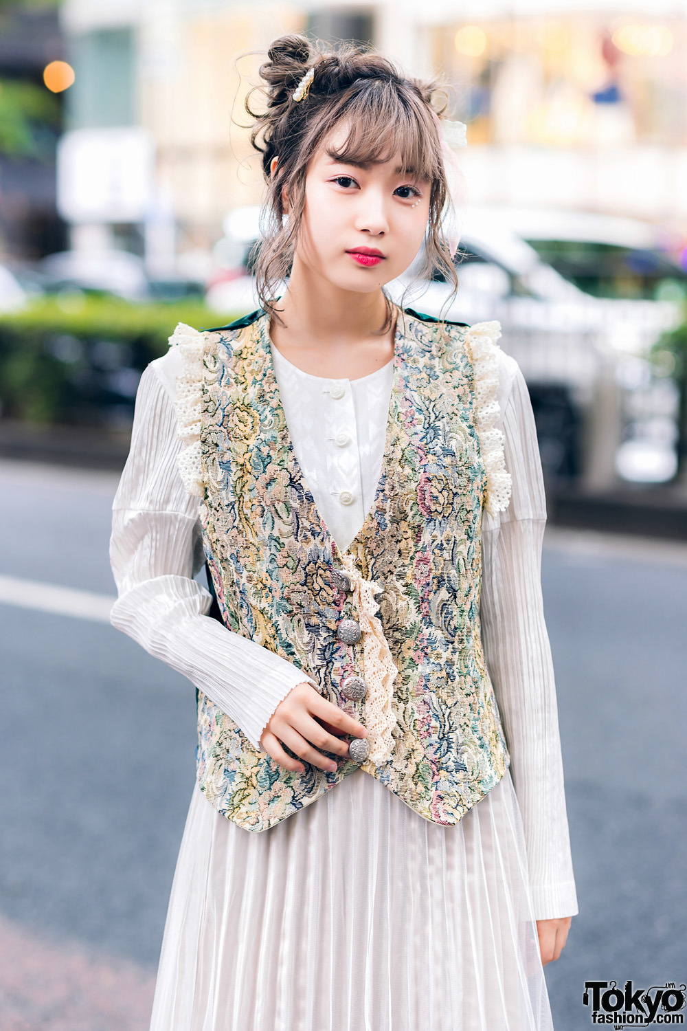 tokyo-fashion:  20-year-old Japanese student Mami on the street in Harajuku wearing