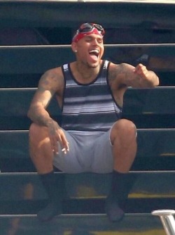 celebrtybulges:  Singer Chris Brown bulge