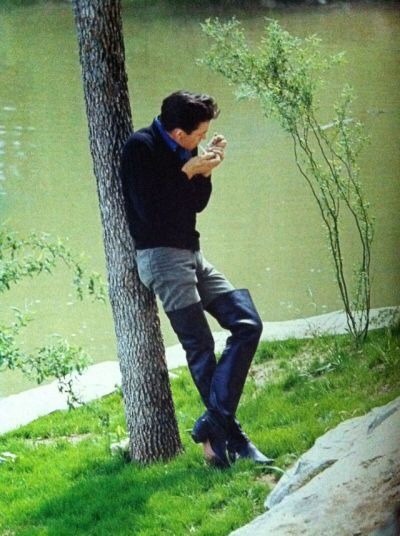 hiest:    johnny cash high in a bush eating a cake / johnny cash thigh high boots