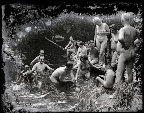 ekmsmac:  Some vintage nudists from the 1930’s, on Pinterest.  Image from https://s-media-cache-ak0.pinimg.com/736x/87/4b/99/874b99af64acc329f61941161d14af83.jpg. 