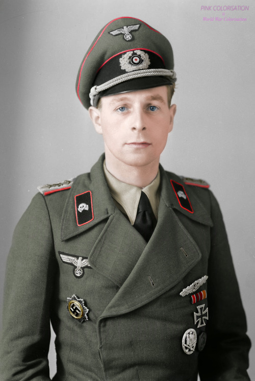  Panzer WW2 studio photo. What do you think about the colourised photo ?————