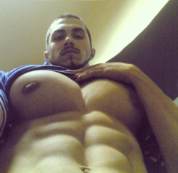 inlovewithpecs:  He only lifts up his shirt
