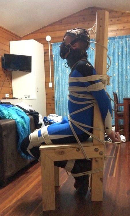 klucivnesnazich:Punished slave boy