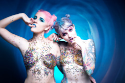 makingsciencesexy:  Alien babes.Left: @darlingniki-bRight: @kenziethehappyfairyPhotography: @makingsciencesexy