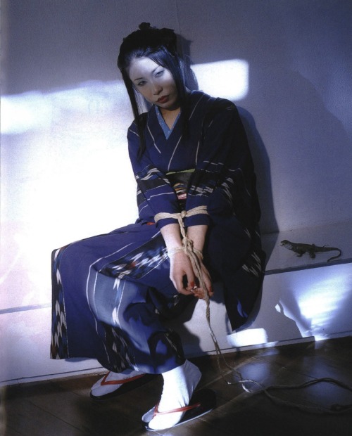 salon-san:『アラーキーの緊縛人生 第16回』S&Mスナイパー2005年4月号。写真：荒木経惟、モデル：ESME