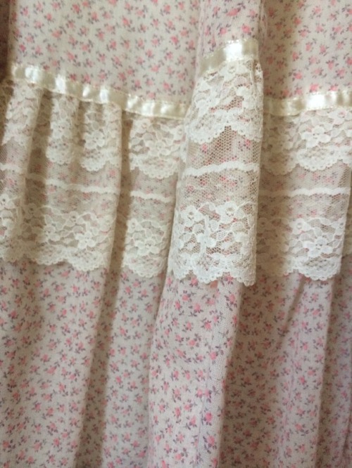 I almost never find (affordable) Gunne Sax in my size but I saw this one while thrifting and when I 