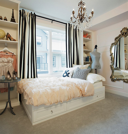 Black and white paris bedroom theme