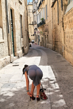 Dani in the alleyway, Nico watching from