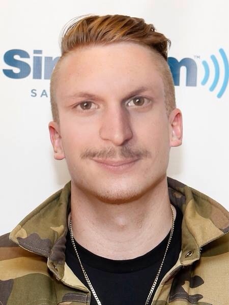 poopflow: grouchostalin: mackle cera this is the worst photo ever why does this exist its going to b