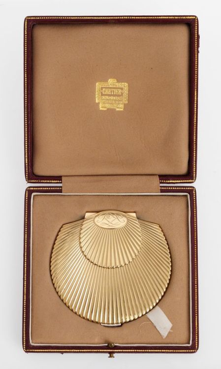 vaninnavaninni:  Cartier 9k gold powder compact.