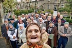ruhicanfeda:  salahmah:  Lady take a  Selfie with the rest of her colleagues in one of the retirement homes in Turkey  ya nasıl tatlı bir fotoğraf :D