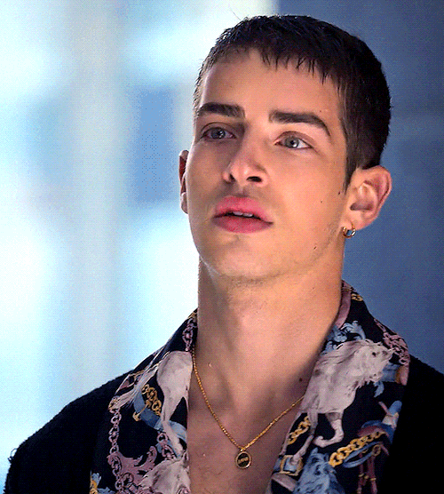 # He Has His Designated Bathrobe At The Carvalho House 5x05 // 6x03