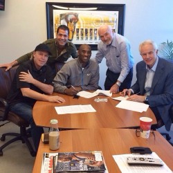 michaell9270:  All smiles, but Kobe has the biggest smile of them all because of his เ.5 million  extension he just signed … #Kobe