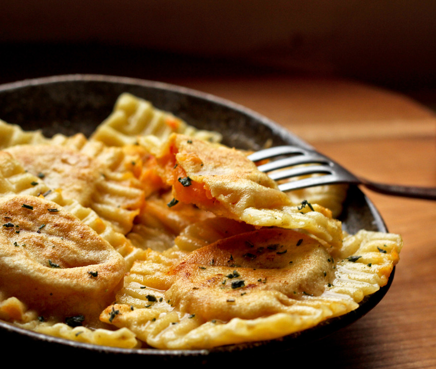 vegan-yums:  Vegan Sweet Potato, Coconut Milk, &amp; Roasted Chili Ravioli /