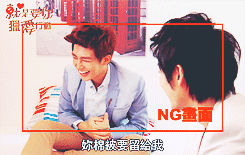 xsweetwhispers:  Aaron’s 2013 drama | 就是要你愛上我 ♥ Just You ⇢ bts » aaron feels ‘naked’ (//･_･//)  Aaron: “Return me my blanket! *hits bed* You’re meant to leave it behind! *hits bed again & dies from loling*”