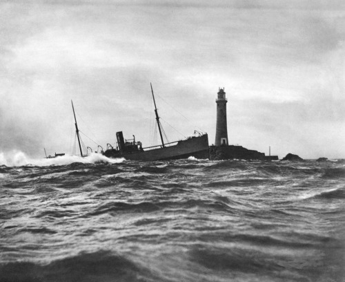 gameraboy: The Gibson family has taken thousands of striking shipwreck photos, from the late 1870&rs