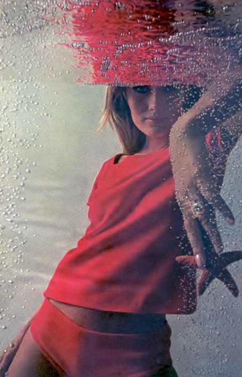 deshistoiresdemode:Photo by Jerry Schatzberg, Harper’s Bazaar, 1968.