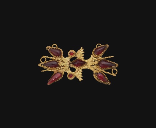 Gold and garnet Roman pendant, c. 1st century CE. From Christie’s auctions.