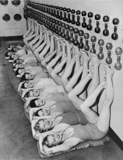  Leslie Jones - NY actresses keep trim, 1933