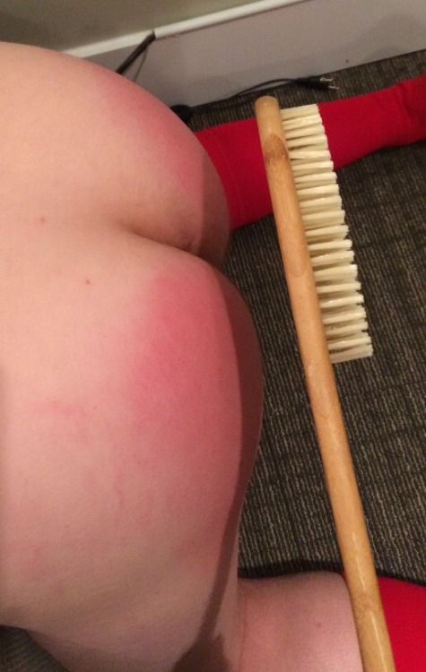 otkspank:  Ouch, ouch, ouch…not the bathbrush