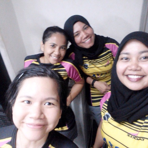 mellomilopeng:Team Cobra Venom represent! Photo shoot today with these cute chicas who’ve got 