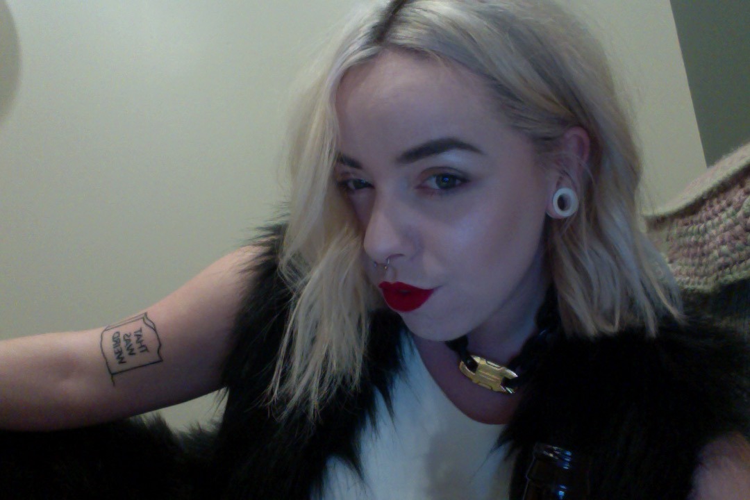 amyleemcg:  drinking alone while i wait for my sister who cant grasp the concept