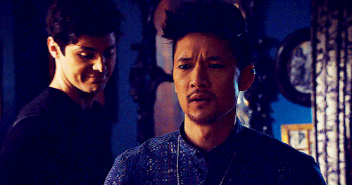 banebicon: 60 Days of Magnus Bane → 49/60 ↳ “A tiger has stripes, I have eyeliner”
