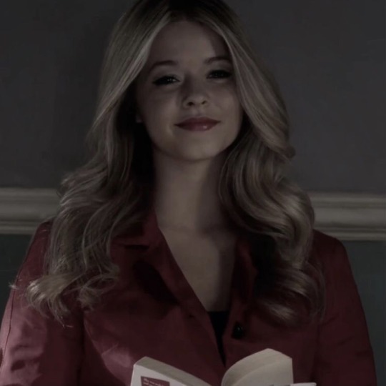 alison dilaurentis red coat