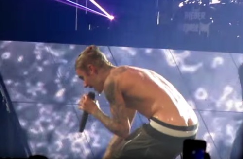 OMFG!! Look dat wet ASS!I can’t wait for my Purpose Tour in september