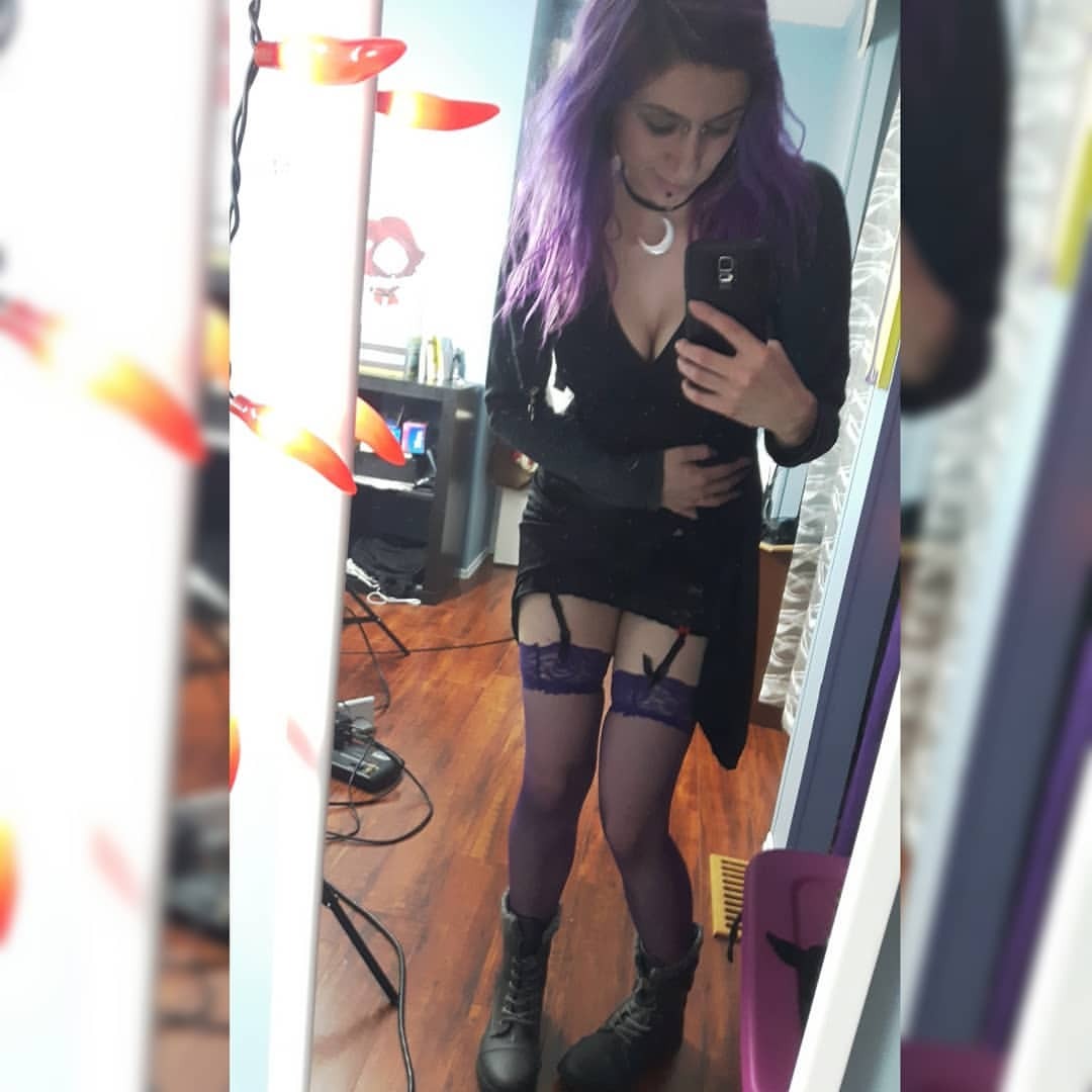 🤘🤘🤘 o0pepper0o.manyvids.com #punkycolor #sheernylons #purpletights #canadian