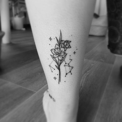 irisnawer:Lovely flower piece for @sarah_walsh912 :) I love tattooing these sparkly pieces! . . . . 