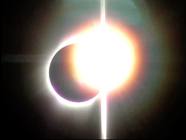 “La luna fa l’amore col sole per pochi minuti. Sa che si brucia ma ne vale la