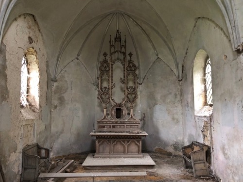 nonalimmen: Chapelle de La Meuse; secretly a portal to a parallel universe behind a shrine of delapi