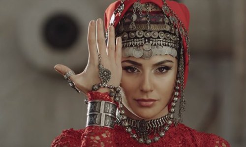 Taraz: traditional Armenian clothingArmenian traditional clothing started to fall out of use in the 