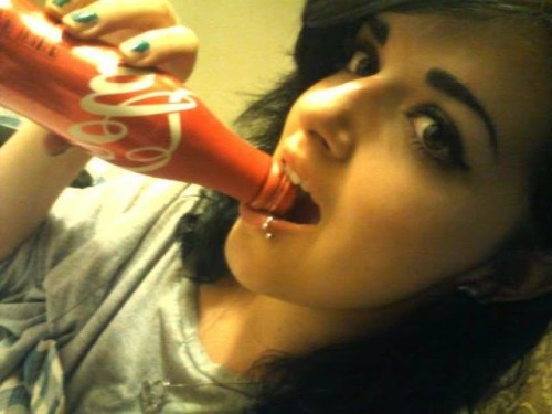 supercavaloalado:brincando com coca cola e banana