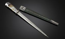 art-of-swords:  Hunting Dagger Dated: early 19th century Culture: Russian Medium: steel (blade), agate (handle), nielloed-silver (mounts), green dyed lizard skin (scabbard) Measurements: overall length: 14 1/4”; blade length: 9 3/4” The Russian
