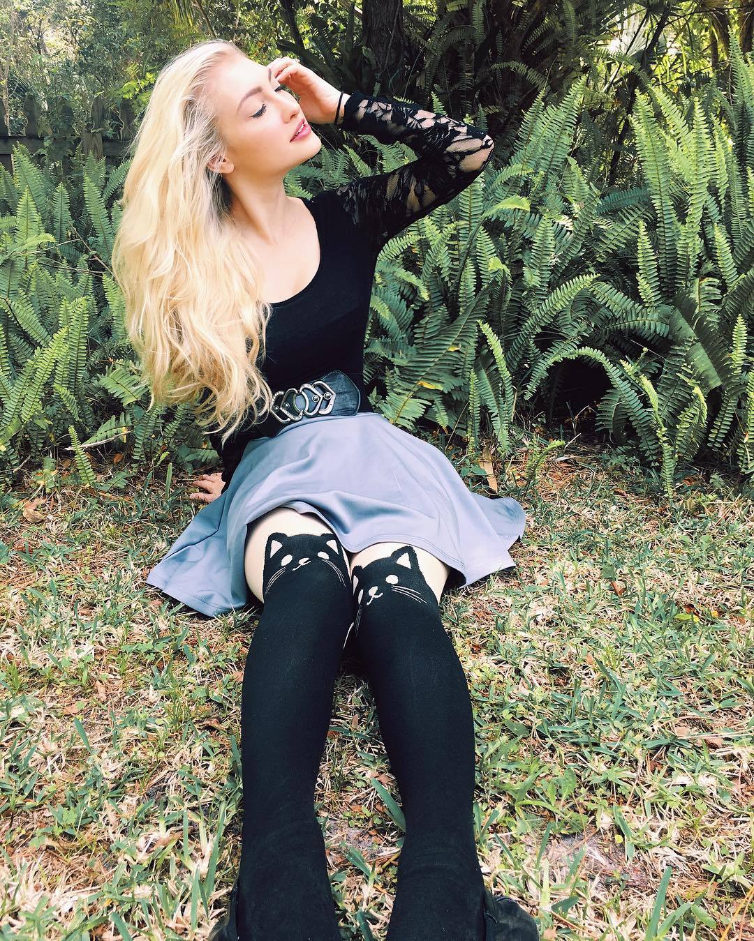 cosplay-queens:  annafaithxoxo via cosplay-queens Cat socks. I loves dem