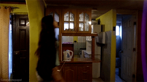 conejosdepapel:  Con MUCHAS ganas de ir al baño / con ganas normales de ir al baño