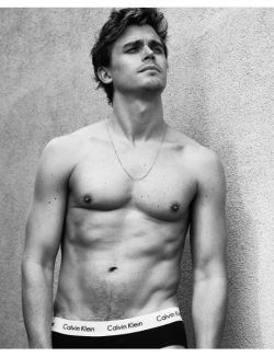 fuckyeahantoniporowski:  In honor of Antoni’s nomination for E! People’s Choice Awards’ The Reality TV Star of 2018, here’s a gorgeous picture to remind you why he’s our favorite. Also, don’t forget to vote for him - here.