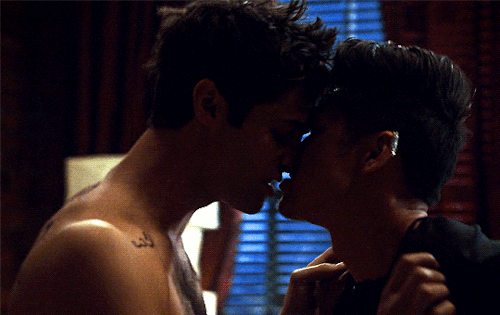 magnusizzy:#this is the purest thing you’ll ever see #magnus and alec giggling and laughing together