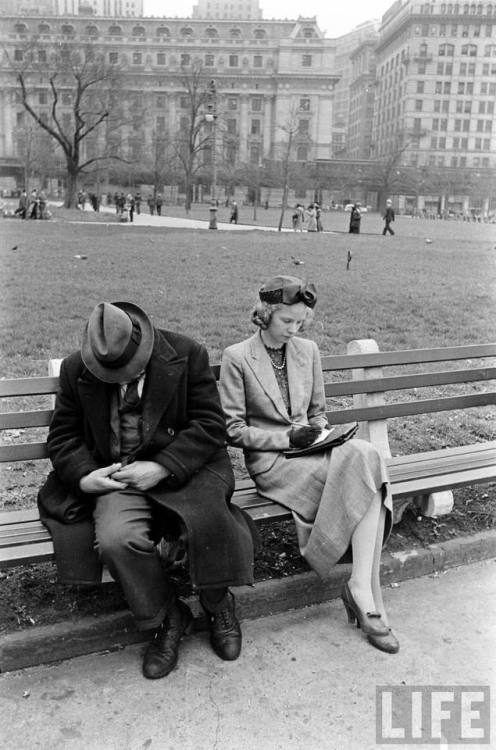 Taking notes in New York(Alfred Eisenstaedt. 1938?)