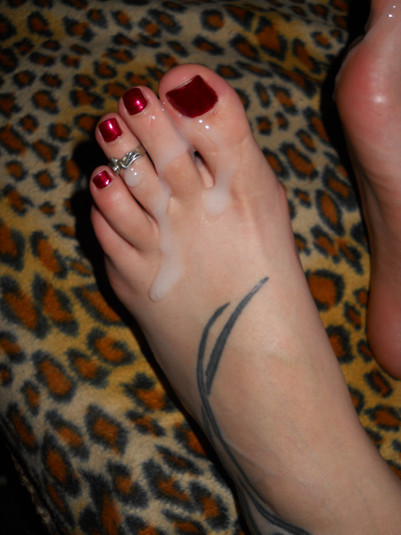 fireflys-sexy-feet:  i love it to cum on her toes…. 